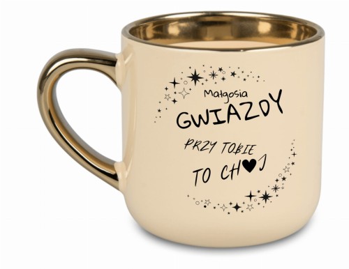 Szczegółowy nadruk 'Gwiazdy przy Tobie to Ch♥' na personalizowanym kubku z możliwością dodania imienia na kremowym tle