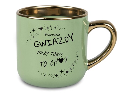 "Szczegółowy nadruk 'Gwiazdy przy Tobie to Ch♥' na personalizowanym kubku z możliwością dodania imienia na zielonym tle"