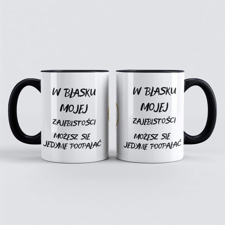 personalizowany czarny kubek z napisem w blasku mojej zajebistości możesz się jedynie poopalać