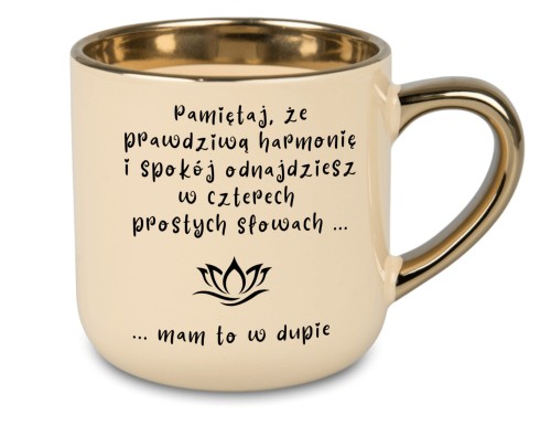Kremowy kubek z napisem 'Pamiętaj, że prawdziwą harmonię i spokój odnajdziesz... mam to w dupie' i złotym wykończeniem