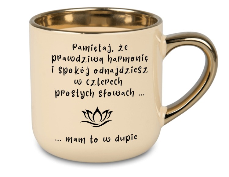 Kremowy kubek z napisem 'Pamiętaj, że prawdziwą harmonię i spokój odnajdziesz... mam to w dupie' i złotym wykończeniem