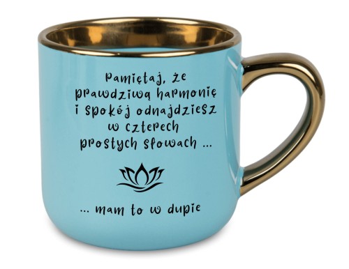 Jasnoniebieski kubek z napisem 'Pamiętaj, że prawdziwą harmonię i spokój odnajdziesz... mam to w dupie' i złotym wykończeniem