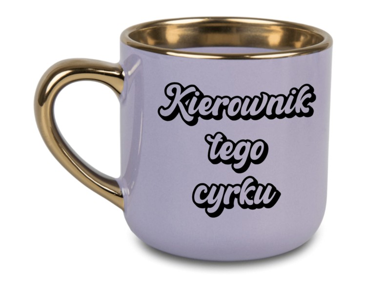 "Kierownik tego cyrku": "Humorystyczny kubek 'Kierownik tego cyrku' w kolorze fioletowym z złotym uchem"