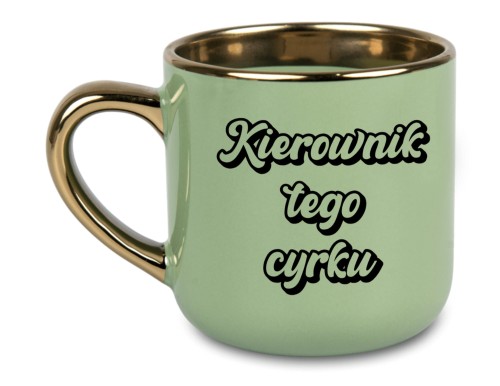 Główne zdjęcie kubka z napisem "Kierownik tego cyrku": "Humorystyczny kubek 'Kierownik tego cyrku' w kolorze zielonym z złotym uchem i rantem"