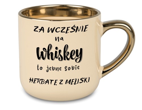 Kremowy kubek na prezent  'Za wcześnie na whiskey to jebnę sobie herbatę z meliski' z złotym uchem i rantem