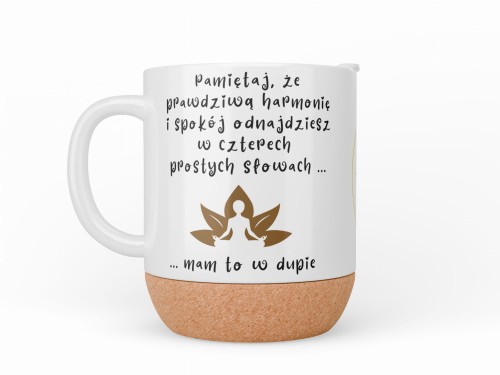 Kubek z nadrukiem „mam to w dupie” oraz symbolem medytującej postaci na tle liści lotosu – ujęcie centralne