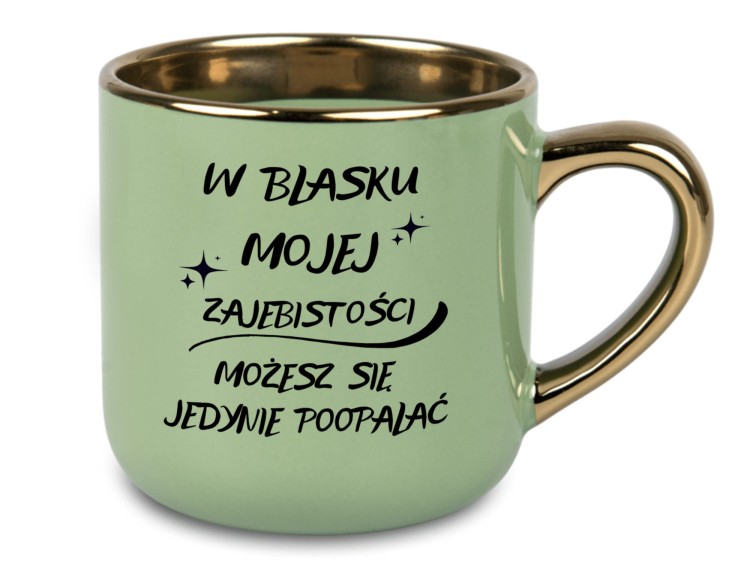 Zielony kubek 'W Blasku Mojej Zajebistości' z możliwością personalizacji imienia i złotym rantem.