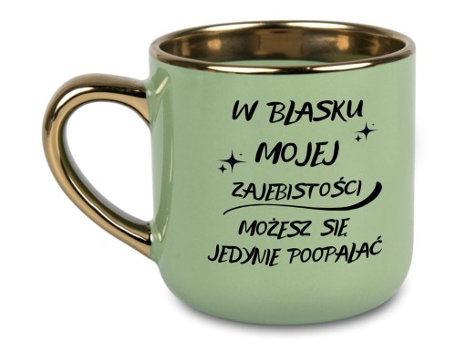 Tył zielonego kubka 'W Blasku Mojej Zajebistości' z złotym uchem, idealny na prezent.