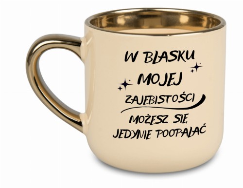 Personalizowany kubek kremowy ze złotym rantem i uchem napis 'W Blasku Mojej Zajebistości' - AlexGrawer.pl
