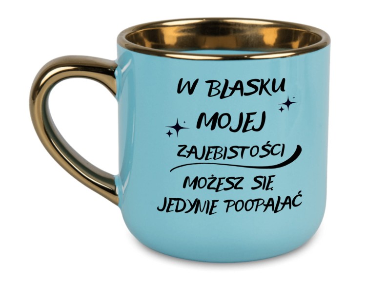 Elegancki niebieski kubek z złotym rantem i możliwością personalizacji, widok z boku