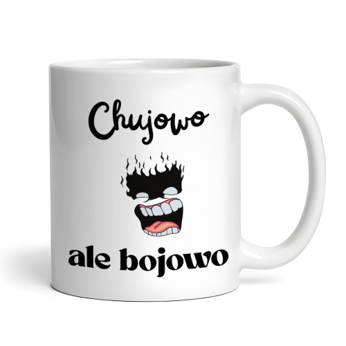 kubek z napisem „Chujowo ale bojowo” i imieniem pośrodku