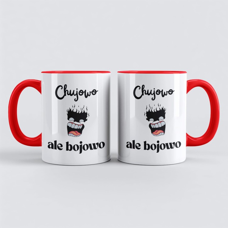 kubek czerwony z napisem „Chujowo ale bojowo” i imieniem pośrodku