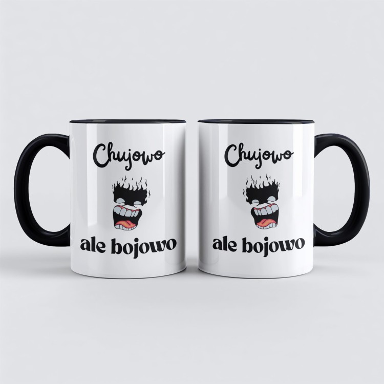 kubek czarny z napisem „Chujowo ale bojowo” i imieniem pośrodku