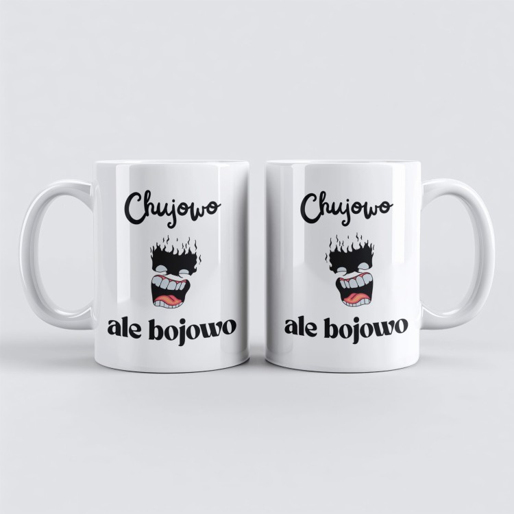 kubek biały z napisem „Chujowo ale bojowo” i imieniem pośrodku
