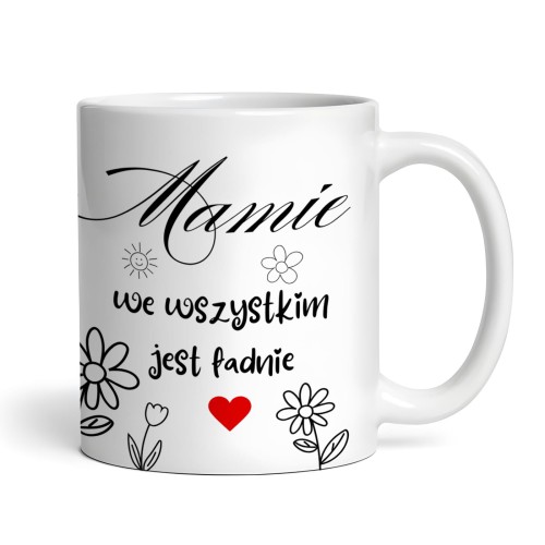 kubek z napisem „Mamie we wszystkim jest ładnie” i personalizacją imienia