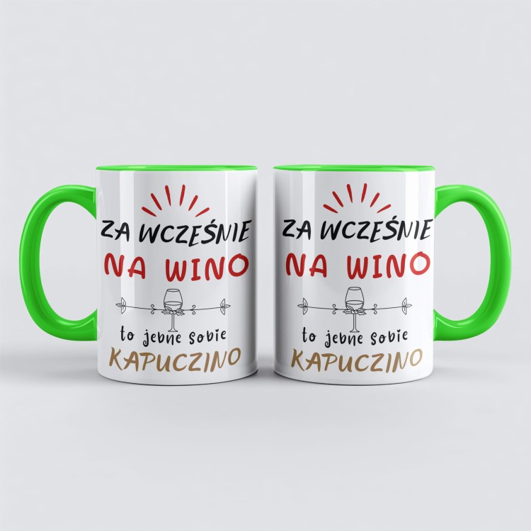 kubek zielony z napisem „Za wcześnie na wino, to jebnę sobie kapuczino” i imieniem pośrodku