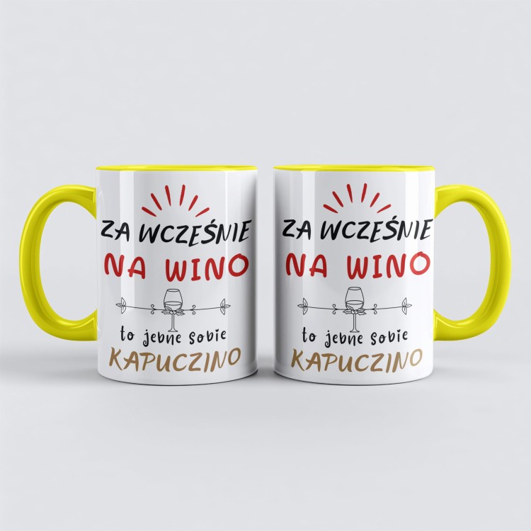 kubek żółty z napisem „Za wcześnie na wino, to jebnę sobie kapuczino” i imieniem pośrodku
