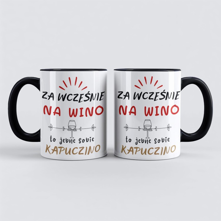kubek czarny z napisem „Za wcześnie na wino, to jebnę sobie kapuczino” i imieniem pośrodku