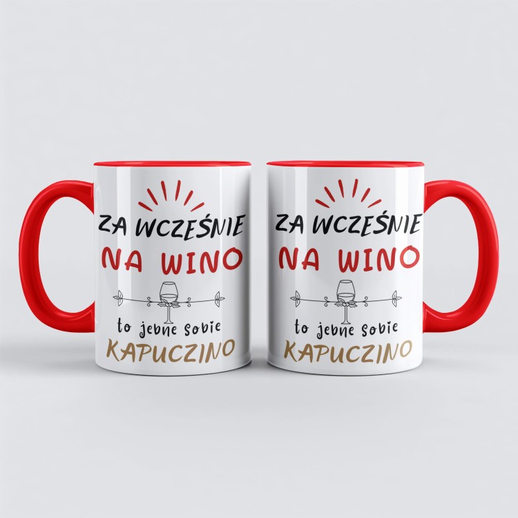 kubek czerwony z napisem „Za wcześnie na wino, to jebnę sobie kapuczino” i imieniem pośrodku