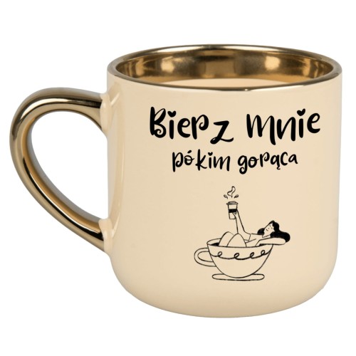 Kubek „Bierz mnie póki gorąca” z kremową powierzchnią i złotym uchem – personalizowany