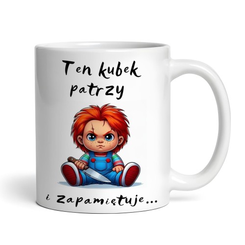 Kubek z napisem „Ten kubek patrzy i zapamiętuje…” – groźna lalka z nożem