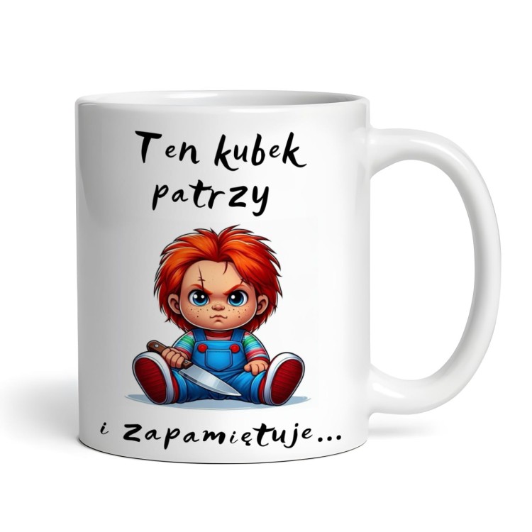 Kubek z napisem „Ten kubek patrzy i zapamiętuje…” – groźna lalka z nożem