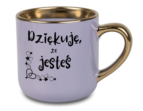 fioletowy kubek z napisem Dziękuję, że jesteś i złotym uchem – personalizowany prezent dla mamy