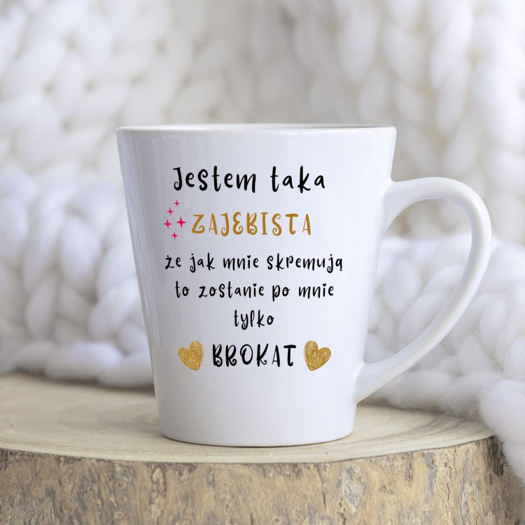 Kubek latte z napisem „Jestem taka zajebista, że jak mnie skremują to zostanie po mnie tylko brokat” – śmieszny prezent dla kobiet z charakterem