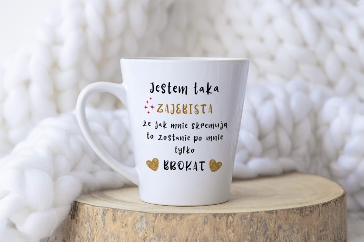 Kubek latte z nadrukiem „Jestem taka zajebista, że jak mnie skremują to zostanie po mnie tylko brokat” – śmieszny prezent dla kobiet z charakterem