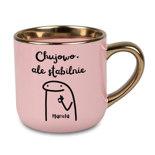 różowy kubek z napisem Chujowo ale stabilnie i imieniem Mariola, złote ucho