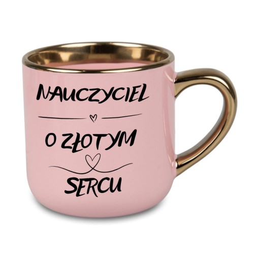 różowy kubek z napisem „Nauczyciel o złotym sercu” i złotym uchem