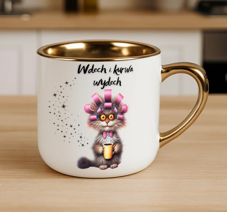 Kubek z napisem „Wdech i kurwa wydech” i kotem w wałkach, biały ceramiczny kubek ze złotym uchem i rantem, personalizowany prezent – alexgrawer.pl