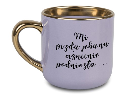 Fioletowy kubek z napisem Mi pizda jebana ciśnienie podniosła – personalizowany, złote ucho i rant