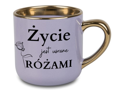 Fioletowy kubek z napisem Życie jest usrane różami i imieniem – złote ucho, 400 ml