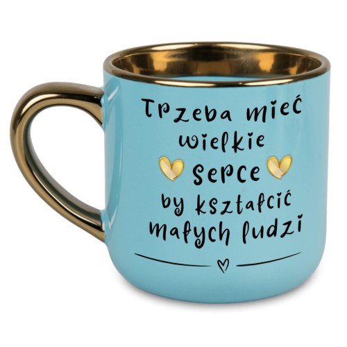 elegancki kubek z błękitnym połyskiem i złotym uchem