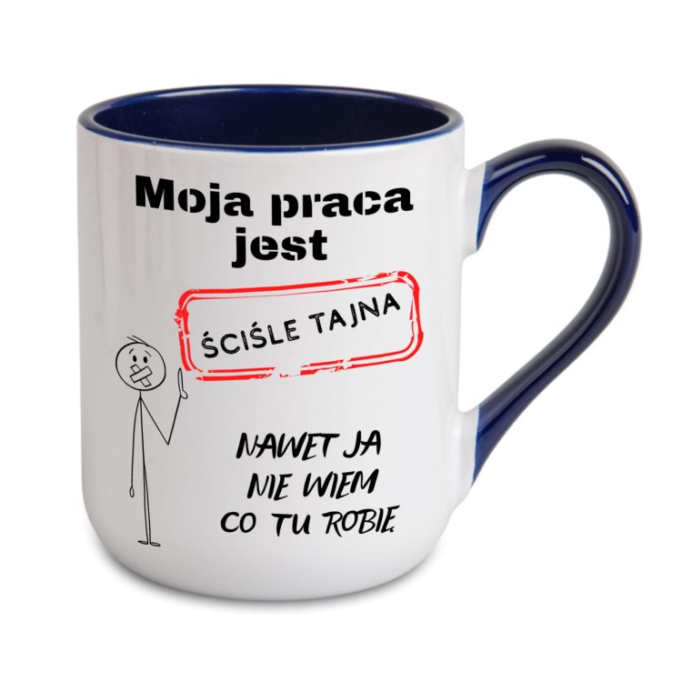 Granatowy kubek personalizowany z napisem „Moja praca jest ściśle tajna – nawet ja nie wiem co tu robię” i miejscem na imię