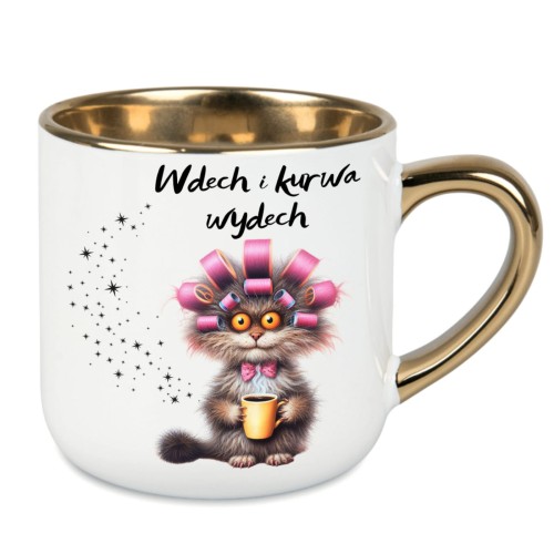 Kubek z napisem „Wdech i k*rwa wydech” i kotem w wałkach, biały ceramiczny kubek ze złotym uchem i rantem, personalizowany prezent – alexgrawer.pl