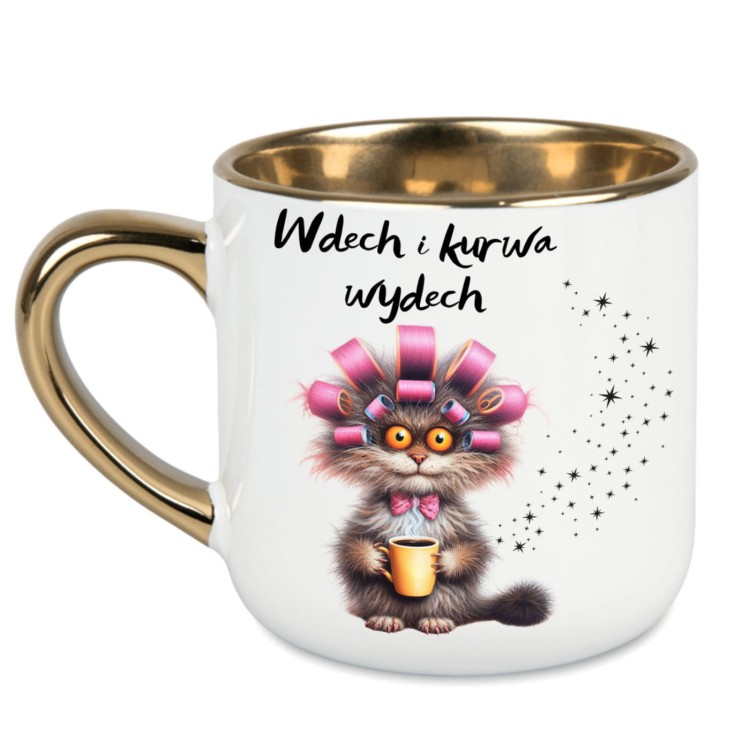 Kubek z napisem „Wdech i k*rwa wydech” i kotem w wałkach, biały ceramiczny kubek ze złotym uchem i rantem, personalizowany prezent – alexgrawer.pl