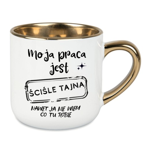 kubek z napisem Moja praca jest ściśle tajna biały złote ucho i rant personalizacja imieniem