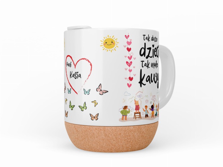 Kolorowa grafika z dziećmi i serduszkami na kubku dla wychowawcy. Wzór w stylu dziecięcych rysunków. Świetny pomysł na zakończenie roku.