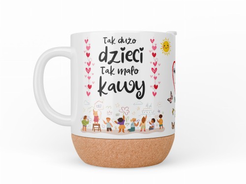 Ceramiczny kubek z zabawnym nadrukiem dla nauczyciela. Wzór z dziećmi, serduszkami i napisem po obu stronach. Idealny na prezent od klasy.