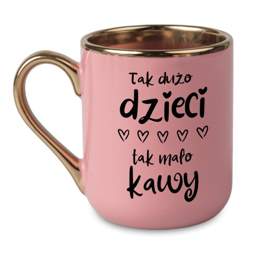 Różowy kubek z napisem Tak dużo dzieci tak mało kawy i złotym uchem
