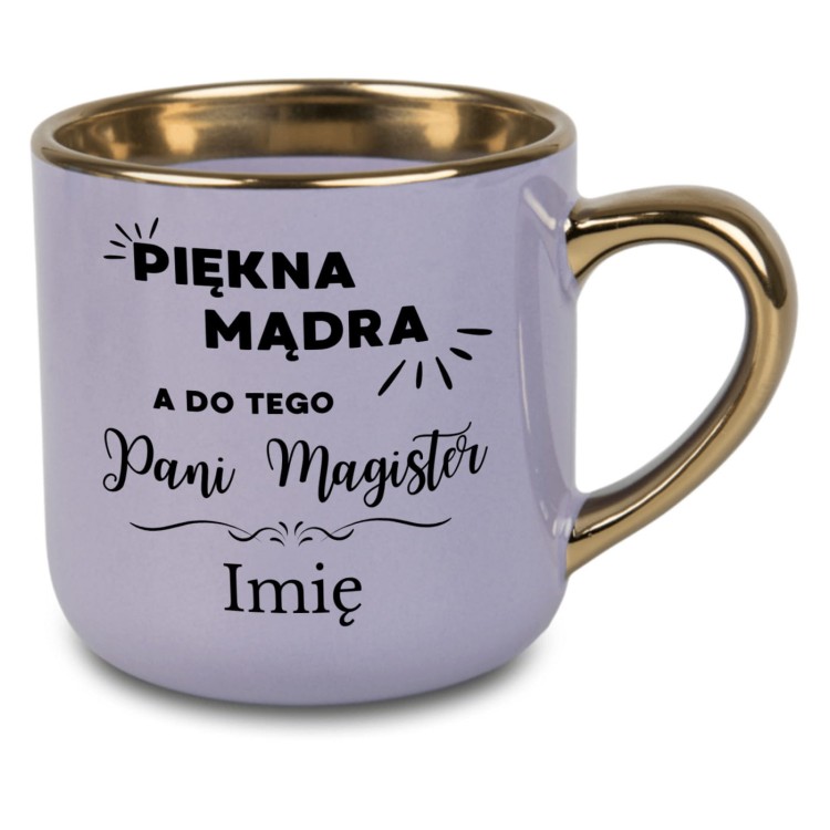 Fioletowy kubek z napisem Piękna mądra a do tego Pani Magister i imieniem, złote ucho i rant