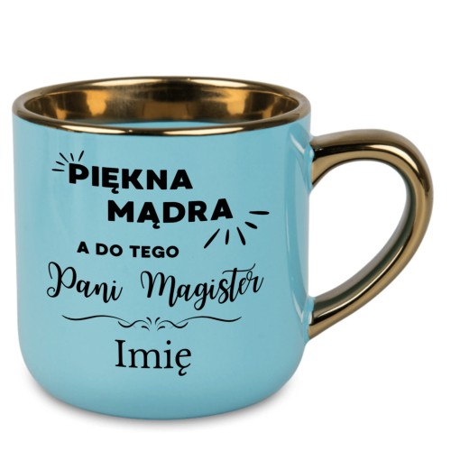 Kubek jasnoniebieski z napisem Piękna mądra a do tego Pani Magister i imieniem, złote ucho i rant
