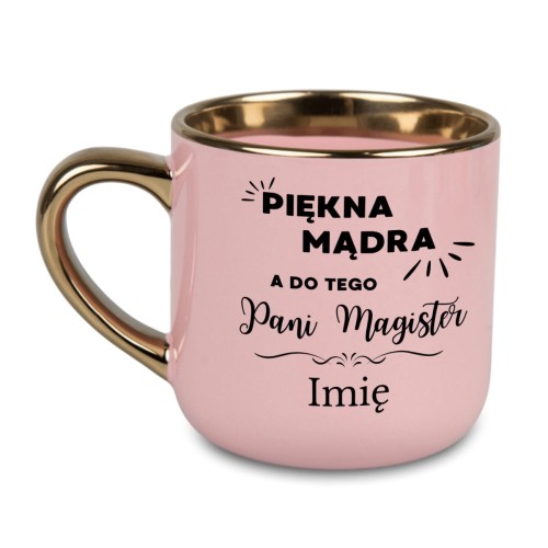 Różowy kubek z napisem Piękna mądra a do tego Pani Magister z personalizacją, złote wykończenia