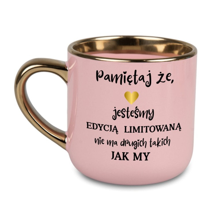 Różowy kubek z napisem „Pamiętaj, że jesteśmy edycją limitowaną – nie ma drugich takich jak my”, złote ucho i rant, personalizacja imieniem