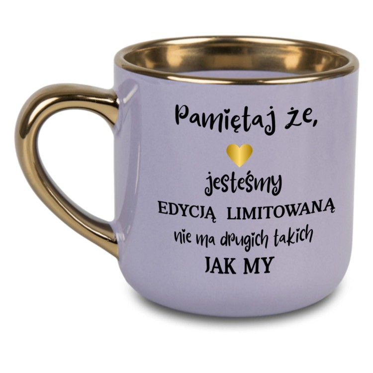Fioletowy kubek z napisem „Pamiętaj, że jesteśmy edycją limitowaną”, złote ucho, imię pośrodku