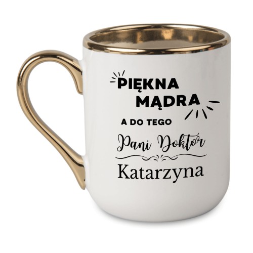 Kubek personalizowany z napisem Piękna Mądra a do tego Pani Doktor z imieniem – biały ze złotym uchem i rantem