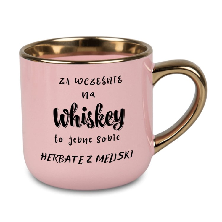 Różowy kubek z napisem „Za wcześnie na whiskey...” i złotym uchem