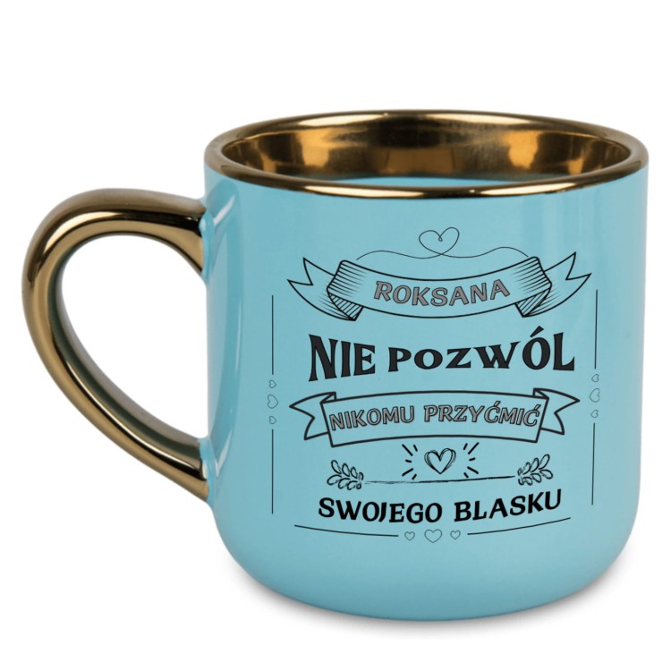 Niebieski kubek z napisem „AGNIESZKA NIE POZWÓL NIKOMU PRZYĆMIĆ SWOJEGO BLASKU” i złotym uchem
